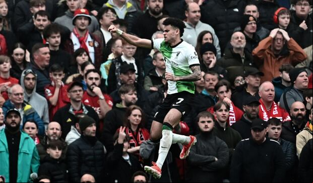 Luis Díaz celebra el gol que le marcó a Manchester United en el Clásico de Inglaterra. (Foto: AFP)