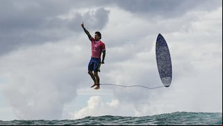 Surfista brasileño Gabriel Medina es viral por esta fotazo en París 2024