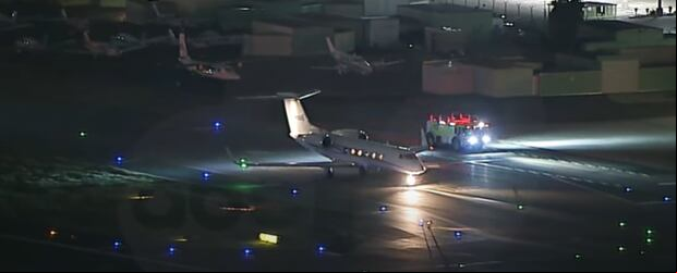 Así aterrizó el avión de Karol G al aeropuerto de Los Ángeles (Foto: ABC 7)