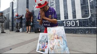 ¡‘Cholo’ eterno! Hinchas esperan el féretro de Hugo Sotil a las afueras del Estadio Alejandro Villanueva