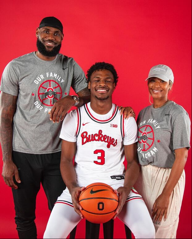 Bronney James al costado de sus padres (foto: Bronney James / Instagram)