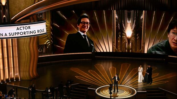 Ke Huy Quan acepta el Oscar a Mejor actor de reparto por "Everything Everywhere All At Once". Es la primera vez en toda su carrera que gana el premio.