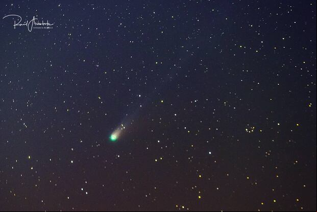 Un acercamiento al fabuloso cometa 12P/Pons-Brooks observado hace dos días cerca de Quesería, Colima. Todavía no puede ser visto a simple vista, esta es una fotografía de 14 fotos de 1 minuto de duración cada foto. (Twitter @ M_Dr_Vulcano)