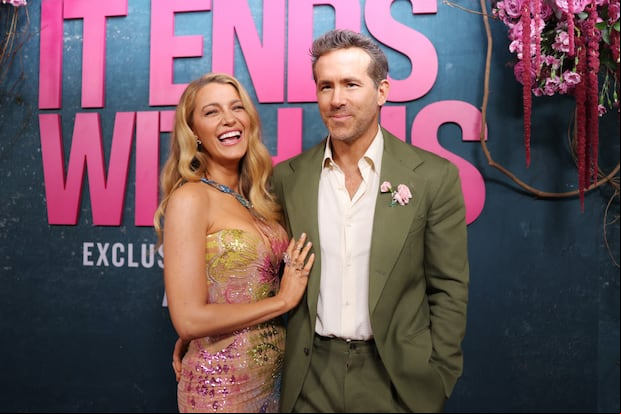 El actor canadiense-estadounidense Ryan Reynolds y su esposa, la actriz estadounidense Blake Lively, asisten al estreno en Nueva York de "It Ends With Us" en AMC Lincoln Square en Nueva York, el 6 de agosto de 2024. (Foto de Charly TRIBALLEAU / AFP)