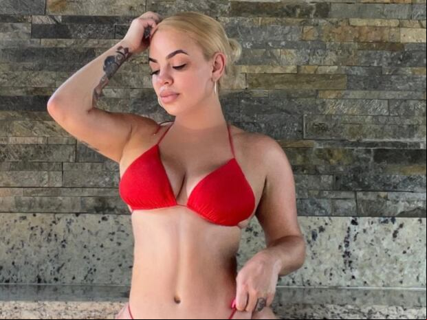 La empresaria posa con un bikini rojo para las redes sociales (Foto: Marie Blanco / Instagram)