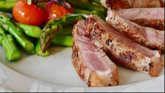 Así debes distribuir tus alimentos en el plato para comer saludable, según la Universidad de Harvard