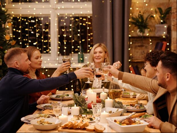 Mira aquí todos los mensajes y frases que puedes enviar por Navidad. (Foto: Pexels)