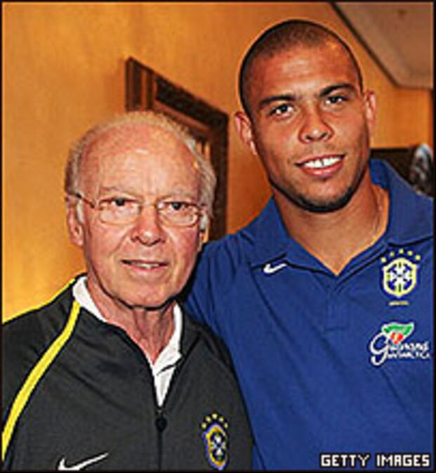 Mario Zagallo junto al 'fenómeno' Ronaldo cuando era DT de la Selección de Brasil. (Foto: Agencias).