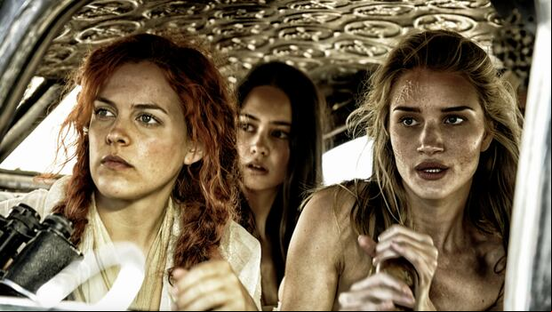 Riley Keough junto a Rosie Huntington-Whiteley en "Mad Max: Fury Road" (Foto: Warner Bros. Pictures)