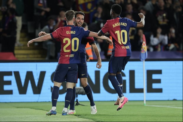El delantero español del Barcelona #20 Daniel Olmo (I) celebra con sus compañeros tras marcar el primer gol de su equipo durante el partido de fútbol de la liga española entre el FC Barcelona y el RCD Mallorca en el Estadi Olímpic Lluis Companys de Barcelona, el 22 de abril de 2025. (Foto de LLUIS GENE / AFP)