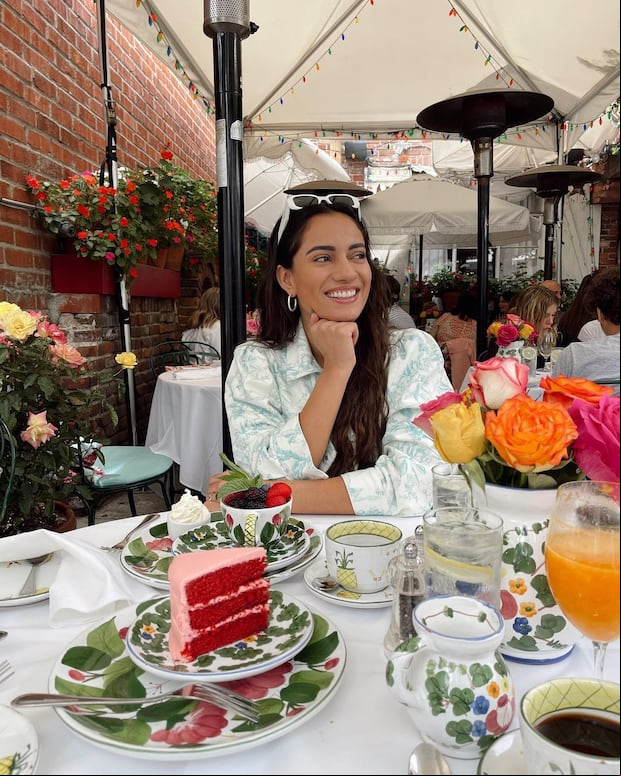 Joana Marcelia Figueroa disfrutando de la hora del té (Foto: Joana Marcelia Figueroa / Instagram)