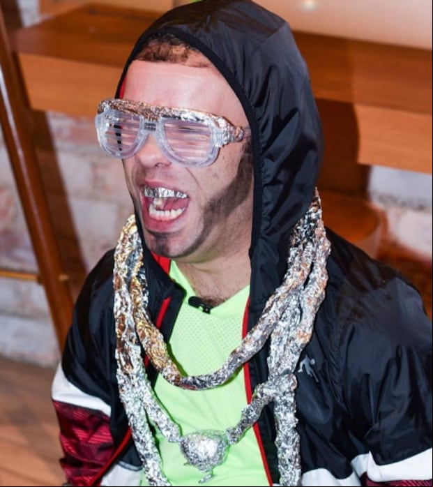 El conductor de "El Gordo y la Flaca" caracterizado de Anuel AA (Foto: Carlitos el productor / Instagram)