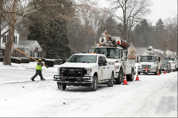 Trabajadores de servicios públicos restablecen la energía en los hogares en un día ventoso en Bloomfield Hills, Michigan, el 23 de diciembre de 2022 (Foto: AFP)