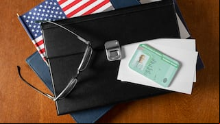 Conoce los aeropuertos donde retienen green cards y los motivos