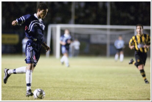 Paolo Guerrero enfrentando a Peñarol por la Copa El Gráfico 2002. (Foto: Facebook)
