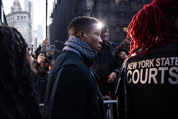 El actor Jonathan Majors saliendo de una corte en Manhattan, New York City, tras ser declarado culpable de un cargo de agresión en contra de su exnovia el 18 de diciembre de 2023 (Foto: AFP)