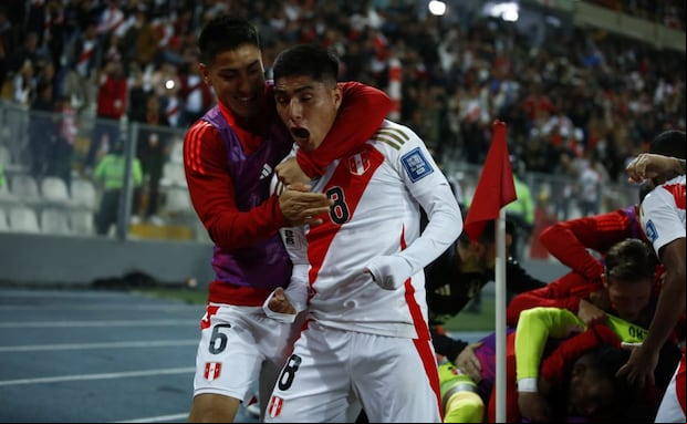 Piero Quispe ingresó desde el banco y dio una asistencia para el triunfo peruano ante Uruguay. Acá celebra junto a Jorge Murrugarra. (Foto: GEC)