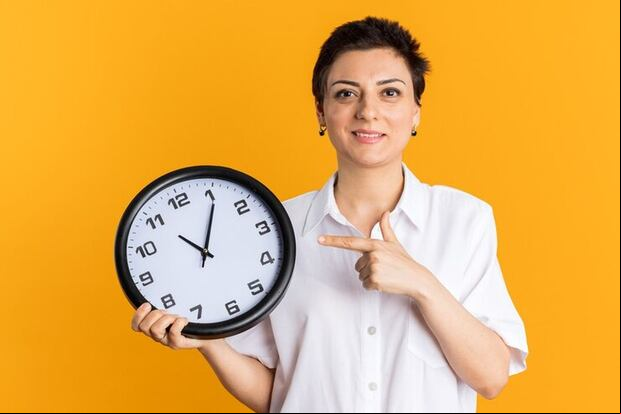 Una joven lista para el cambio de horario de Estados Unidos. Mientras ella está tranquila, hay quienes sufren ansiedad (Foto: Freepik)
