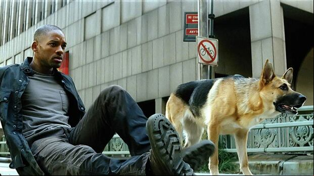 En "Soy leyenda", Samantha intenta salvar a Robert de los perros infectados (Foto: Warner Bros.)