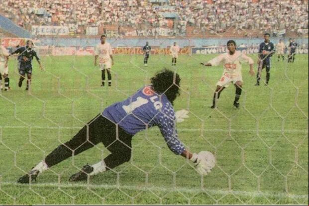 René Higuita tapó penal en un clásico ante Universitario de Deportes por la Copa El Gráfico. (Foto: Difusión)