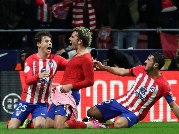 Antoine Griezmann celebra el tanto de la victoria del Atlético Madrid que hizo durante en la prórroga del derbi contra el Real Madrid. (Foto: AFP)