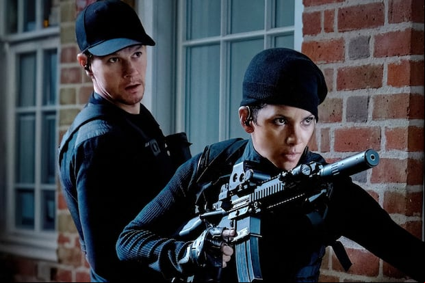 Mark Wahlberg interpreta a Mike y Halle Berry interpreta a Roxanne en la película de acción "El sindicato" (Foto: Netflix)