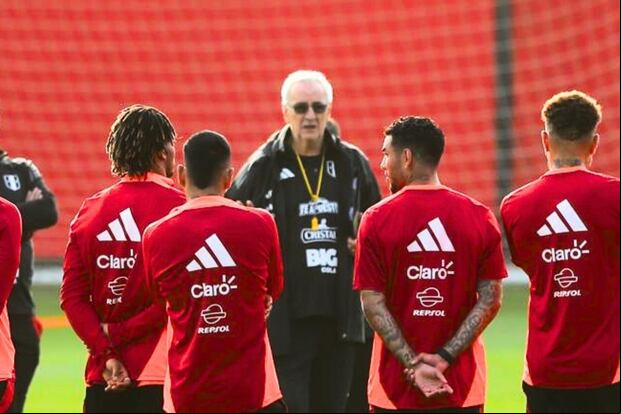 Jorge Fossati sigue liderando los entrenamientos de Perú con miras al partido frente a Chile. (Foto: GEC)