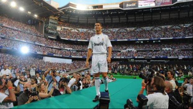 Cristiano Ronaldo fue presentado a lo grande, en un Santiago Bernabéu repleto de hinchas. (Foto: Real Madrid)