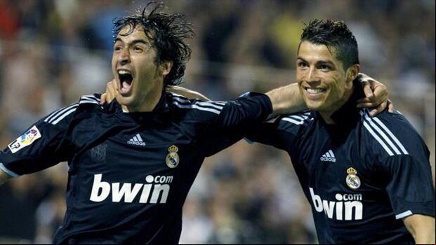 Raúl celebrando su último gol en el Real Madrid con su heredero, Cristiano Ronaldo. (Foto: EFE)