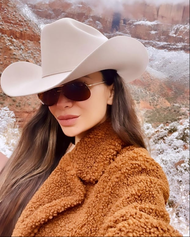 Zarelea Figueroa posando con un sombrero de vaquero (Foto: Zarelea Figueroa / Instagram)