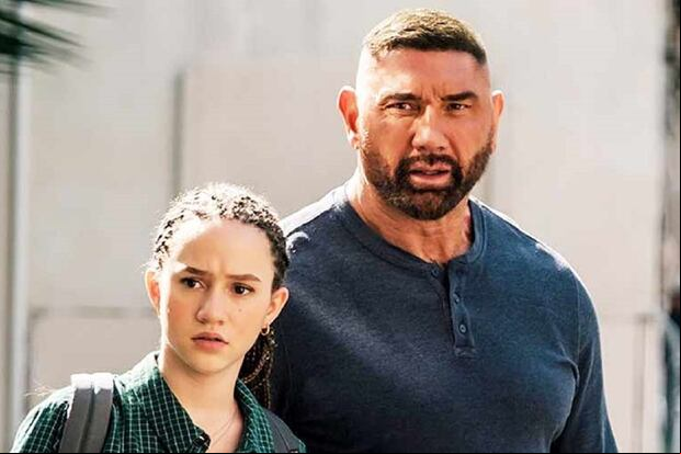 Chloe Coleman como Sophie y Dave Bautista como J.J. en la película "My Spy: The Eternal City" (Foto: Amazon Prime Video)