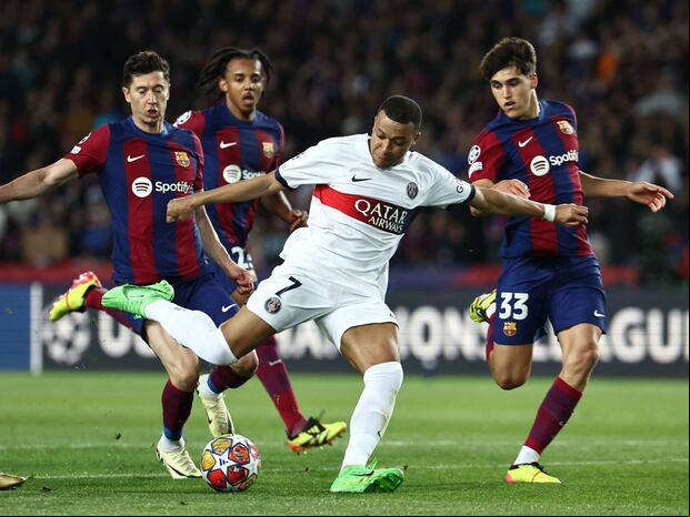 Kyian Mbappé estuvo imparable para la defensa del FC Barcelona durante el triunfo del París Saint Germain por 4-1 en la vuelta de la Champions League. (Foto: AFP)