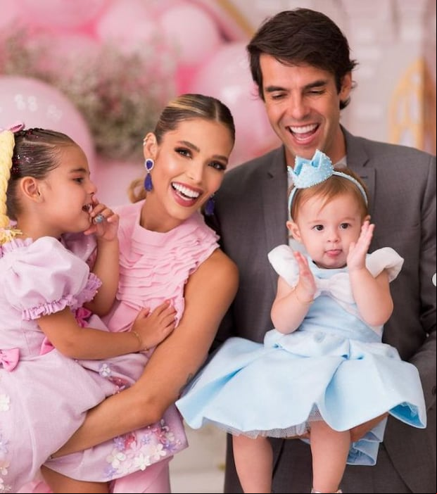 Kaká, en una foto con Dias y sus dos hijas en ese matrimonio.
