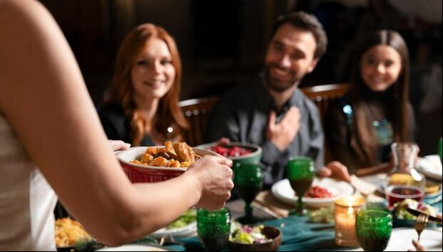 Esta imagen muestra a un grupo de personas a punto de cenar. (Foto: freepik)