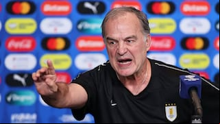 Las ‘locuras’ de Bielsa: ¿qué ‘excesos’ cometió el DT en Uruguay que provocaron salidas?