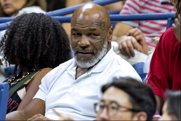 Mike Tyson asiste al partido de tercera ronda de individuales masculinos del torneo de tenis US Open 2022 entre Daniil Medvedev de Rusia y Wu Yibing de China (Foto: COREY SIPKIN / AFP)