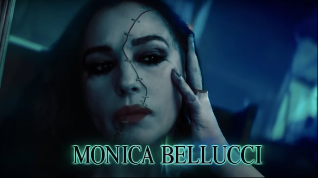 En "Beetlejuice 2", Delores no tiene el dedo anular donde llevaba su anillo de bodas (Foto: Warner Bros. Pictures)
