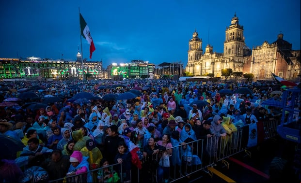 Una multitud llena el Zócalo previo al inicio de la celebración de la Independencia del país, el viernes, en Ciudad de México (México) | Foto: EFE/ Isaac Esquivel