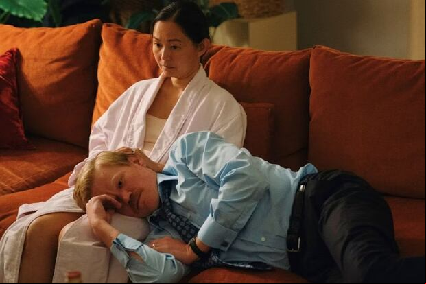 Hong Chau y Jesse Plemons en una de las tres historias de la comedia de antología "Kinds of Kindness" (Foto: Searchlight Pictures)