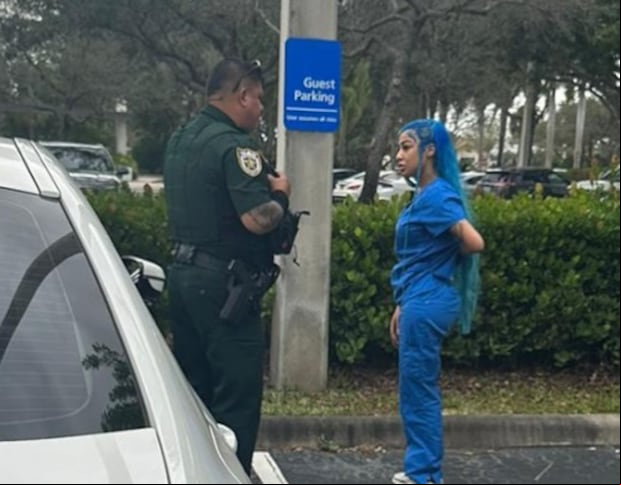 La dominicana hablando con un efectivo policial tras ser abandonada por Tekashi, según Alofoke (Foto: Alofoke / Instagram)