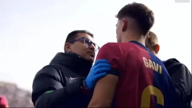 El doctor Miñarro con Gavi, en uno de los últimos partidos del Barca. (Captura: Movistar España)
