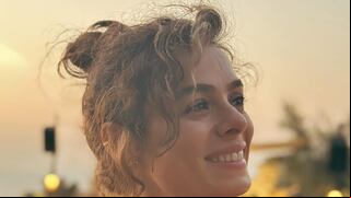 Conoce a la familia de Özge Özpirinçci, la actriz que hace de Bahar en “Mujer”