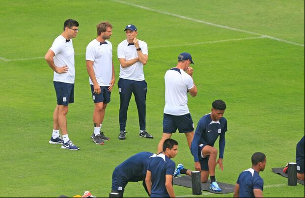 Alejandro Restrepo afina su 3-5-2 para el arranque de la temporada 2024. (Foto: César Bueno / GEC)