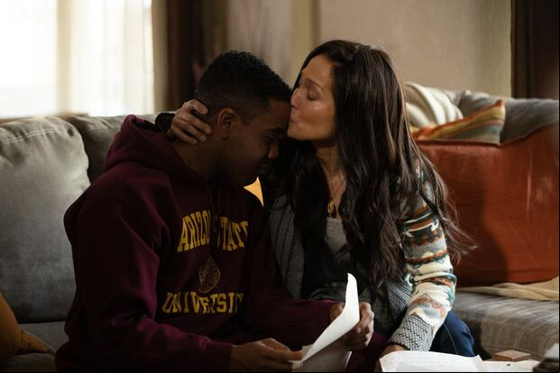 Jharrel Jerome y Jennifer Lopez en una escena de la película "Unstoppable" de William Goldenberg (Foto: Amazon MGM Studios)