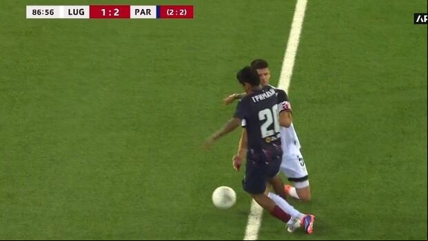 Joao Grimaldo ingresó e hizo expulsar a rival en Europa League. (Captura)