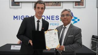 A poco de disputar la Copa Libertadores: Horacio Orzán recibió su nacionalidad peruana