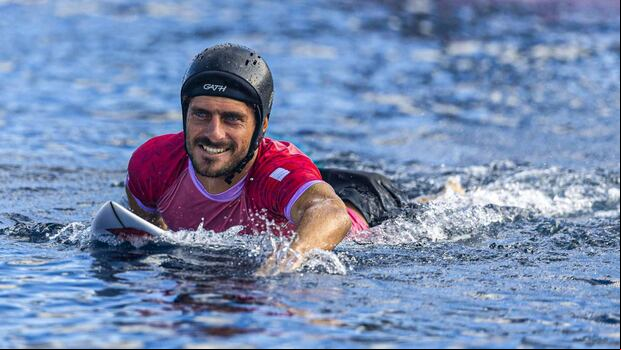 Alonso Correa ganó una medalla de oro con el equipo peruano en los ISA World Surfing Games 2023. (Foto: Andina)