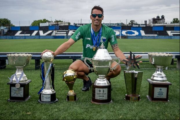 Sebastián Britos con los títulos que consiguió en Uruguay.