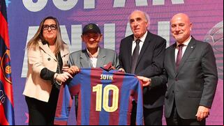 En el marco del 125 aniversario del Barça: Hugo Sotil recibió un homenaje en Cataluña