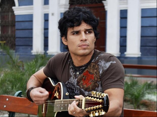 El músico peruano posando con una guitarra en un parque de Lima, antes de la enfermedad que lo alejó de los escenarios (Foto: Pedro Suárez-Vértiz / Instagram)